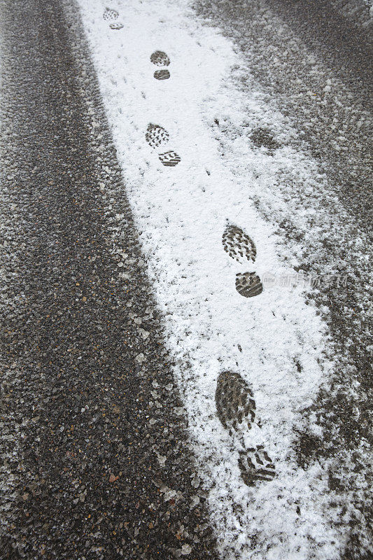 雪地里的脚印