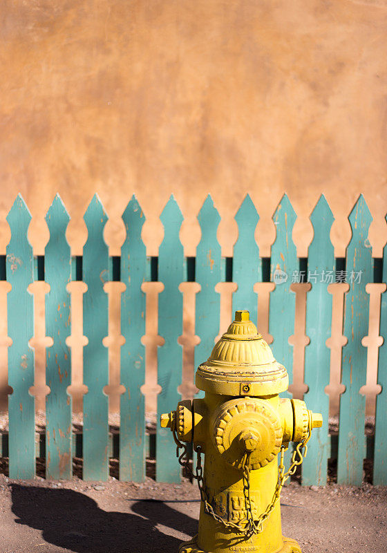 圣达菲风格:阳光墙，尖桩栅栏，消防栓