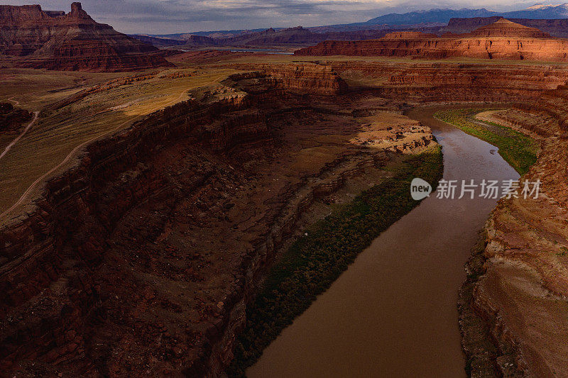 犹他州峡谷地附近科罗拉多河高原上空的无人机