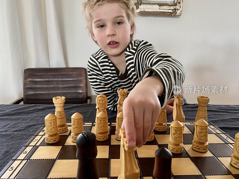 小男孩下棋