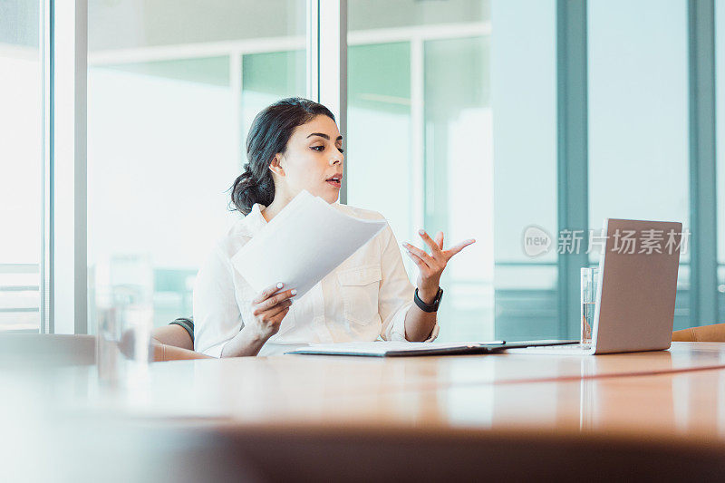 女商人在虚拟会议中表达了自己的观点