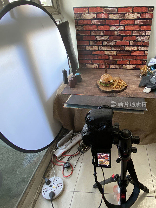 美食摄影棚后台图片拍摄设置，用数码单反相机在室内拍摄汉堡