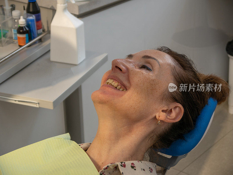 牙科诊所。女病人躺在牙科椅上的特写脸。