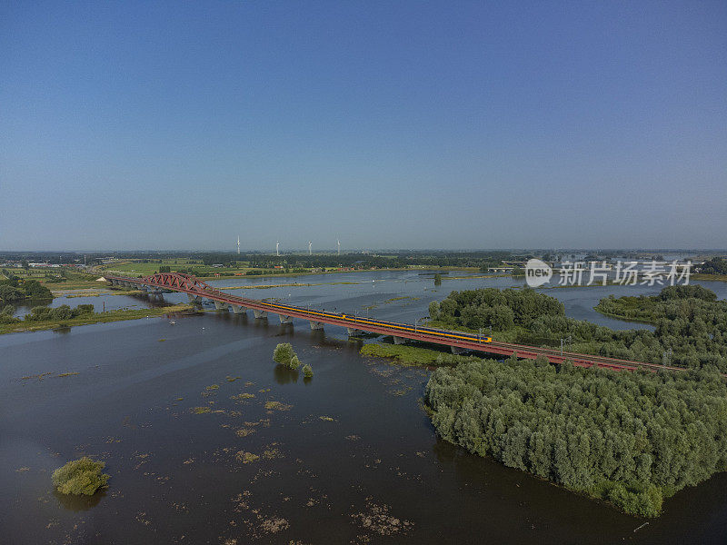 列车行驶在洪涝平原的高水位汉泽博格大桥上