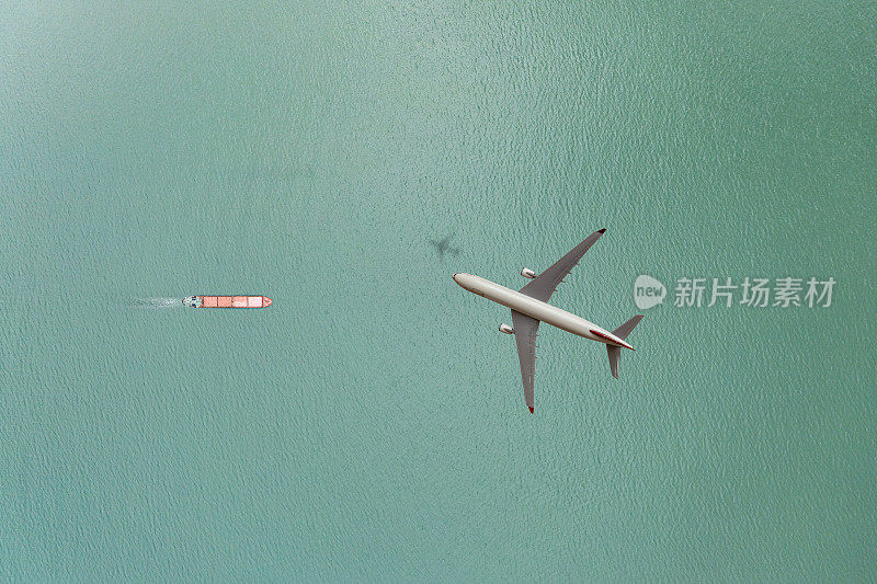 飞越海洋的飞机。