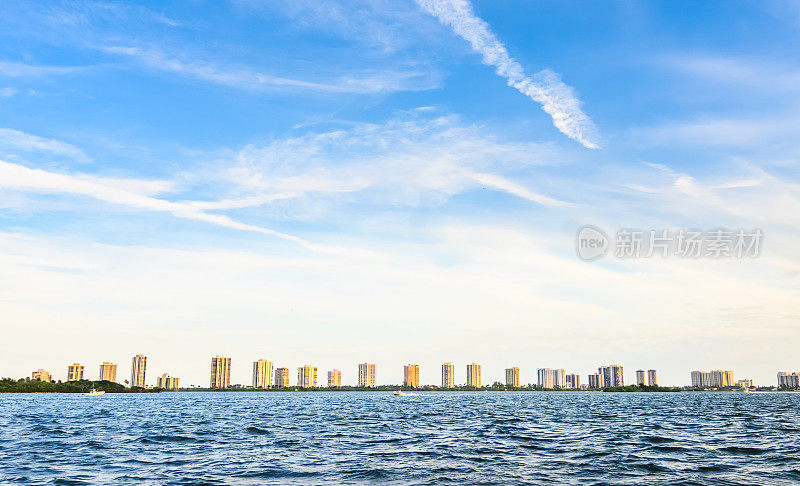 高楼大厦和海洋上的城市景观，沿海城市，佛罗里达州的辛格岛