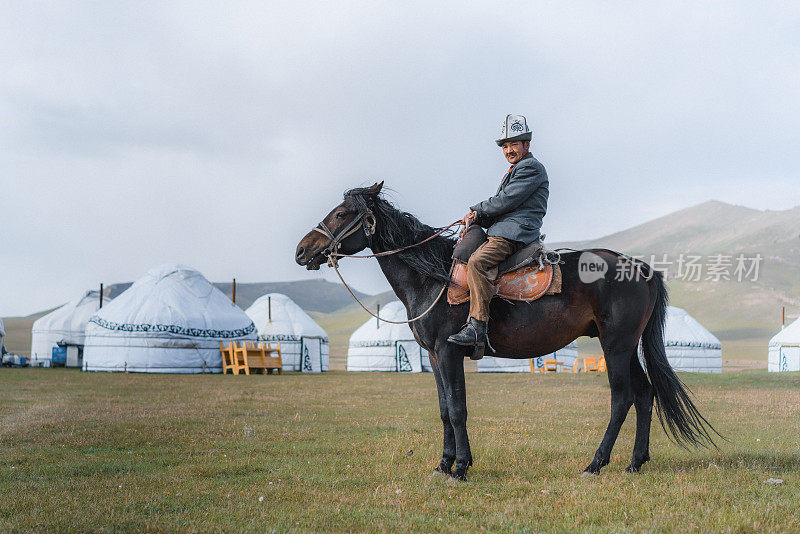 帐篷附近骑马的老人的肖像