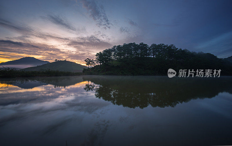 日出金湖