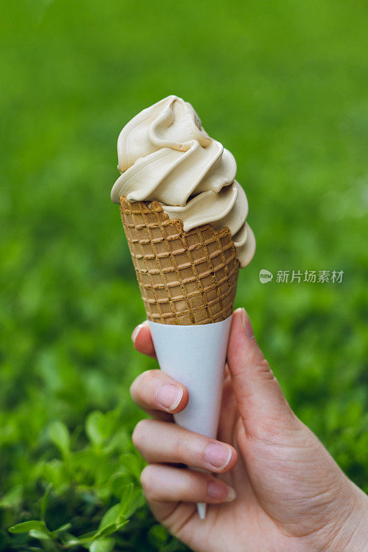 手握冰淇淋