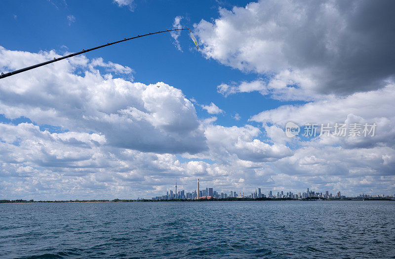 鱼竿与市中心多伦多的背景