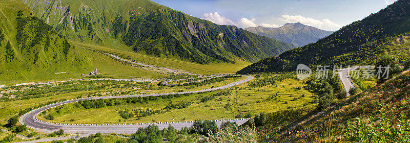 从北奥塞梯与南奥塞梯边境蜿蜒的道路上拍摄的全景图
