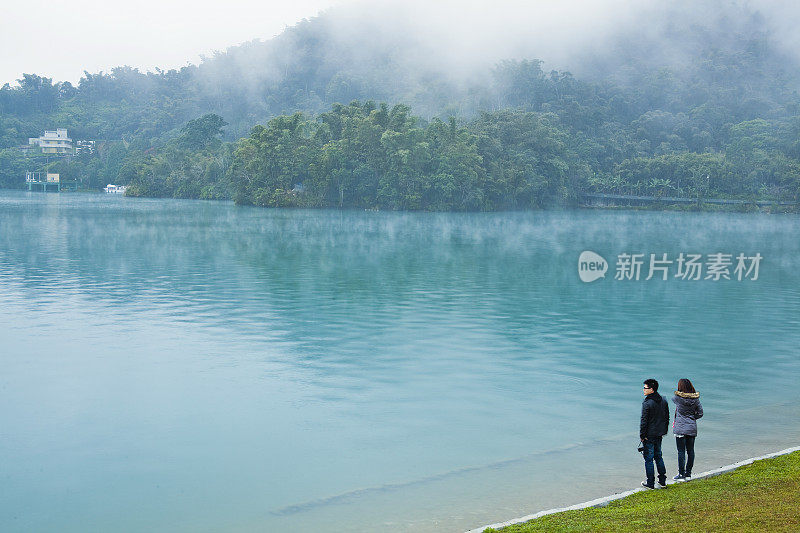 游客正在台湾南投参观日月潭