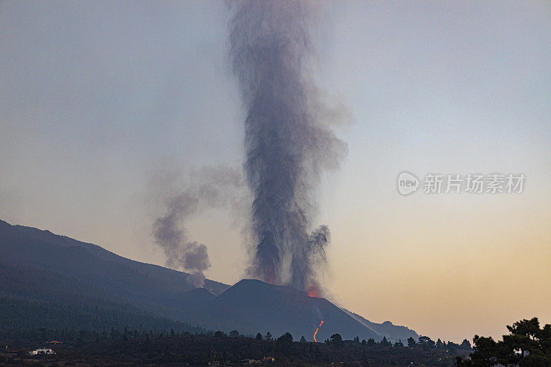 康伯里Vieja火山爆发。火山锥和火山炸弹向黎明山移动，大量的气体和岩石形成垂直的双柱。