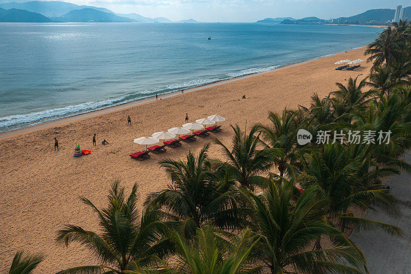 芽庄海滩上的海浪