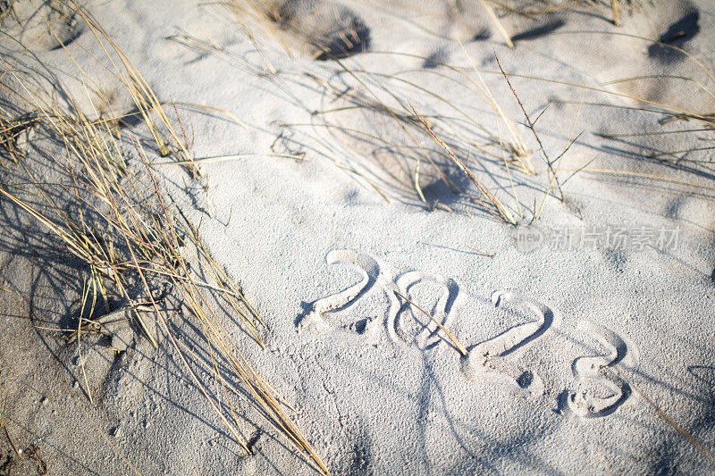 写在沙滩上的2023年