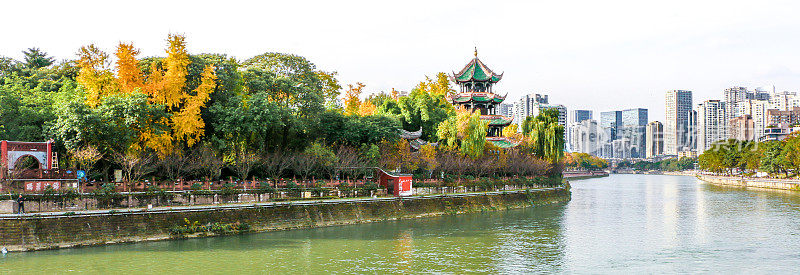 中国四川成都的秋天——晋江在望江楼凉亭和公园里流过