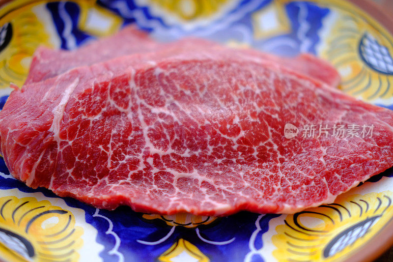 伊比利亚猪肉片在传统的西班牙盘子