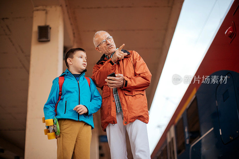 和孙子一起等火车