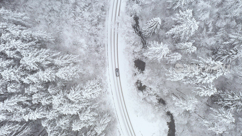 汽车在冬天的乡村道路上行驶