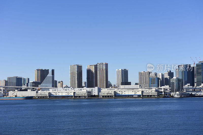 从东京湾地区在东京城市天际线对晴朗的天空的看法