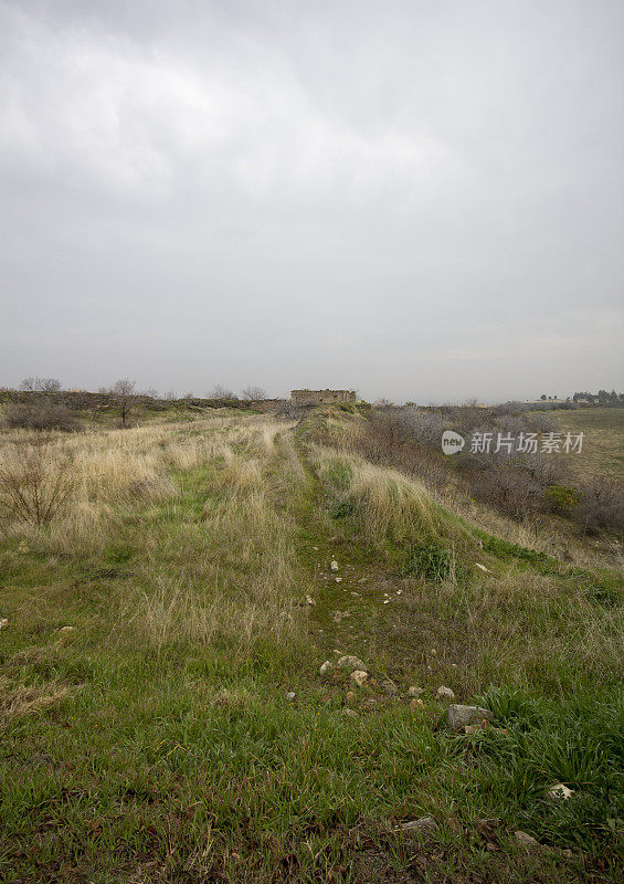 棉花堡希拉波利斯古城的绿色自然景观和石头废墟