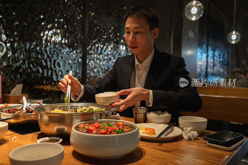 亚洲人在中餐馆吃饭