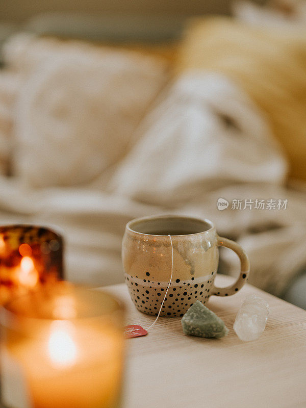 在家里用陶瓷茶杯泡绿茶