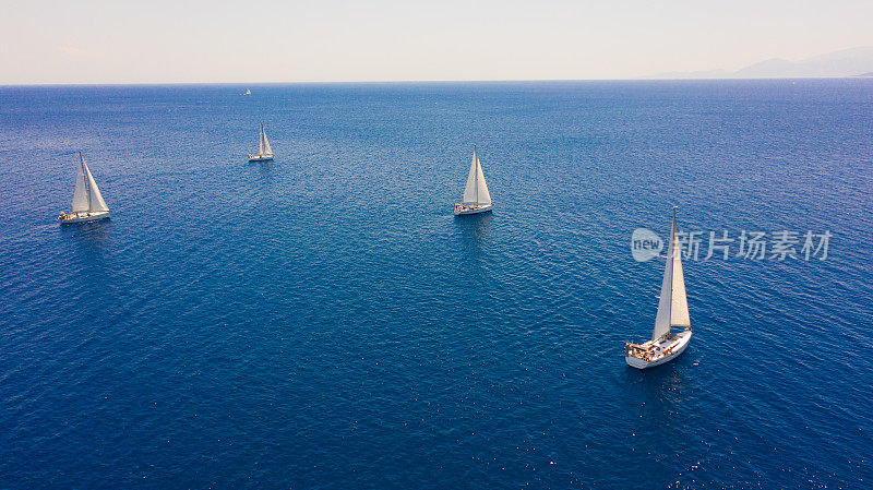 一群帆船在美丽的海面上航行。鸟瞰图