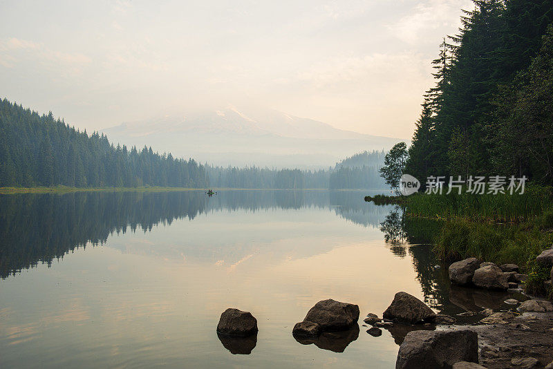 日出时的延龄湖，背景是胡德山