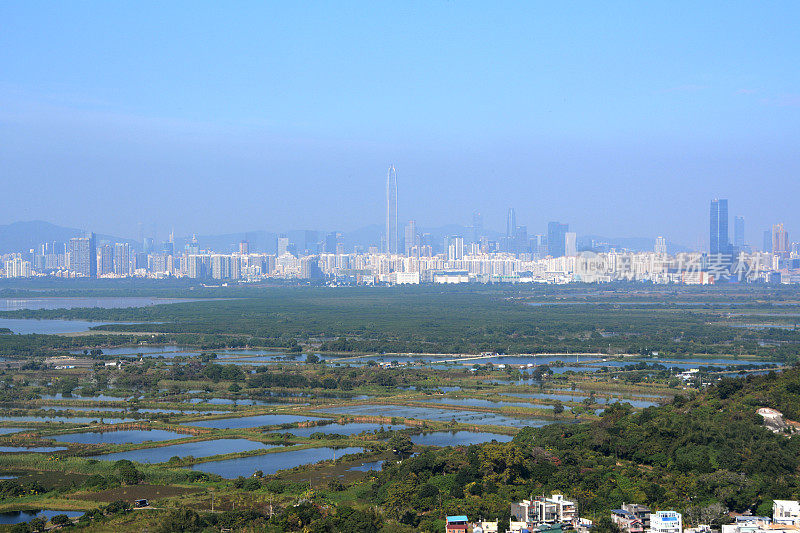 从香港新界启山俯瞰深圳的天际线