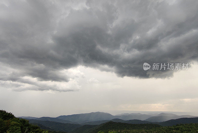 雪南多厄国家公园的雷雨天气