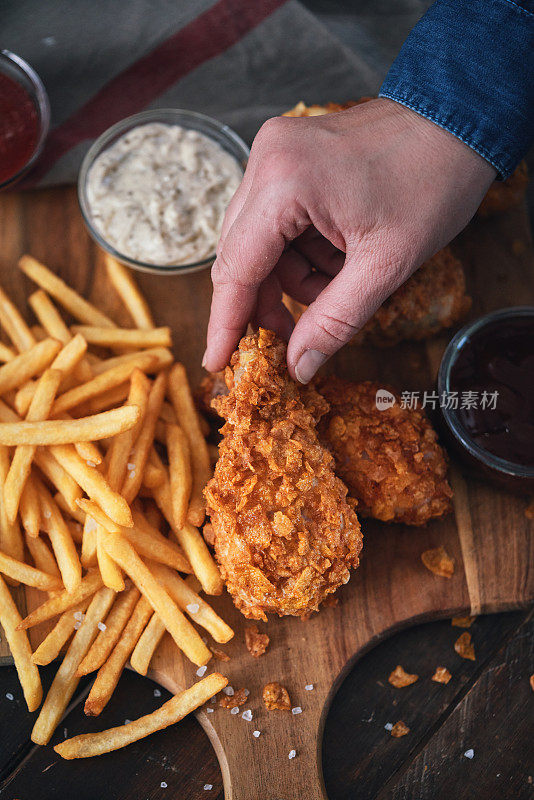 脆炸鸡腿配炸薯条