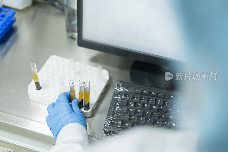 医学细菌学家在实验室使用他们的安全措施，使用他们的试管进行测试