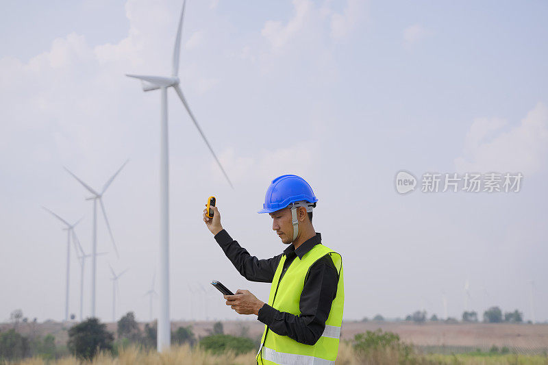 在发电厂工作的蓝领工人。风车。