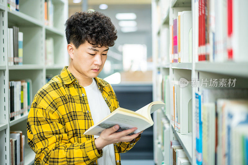 亚洲成人学生在图书馆借书