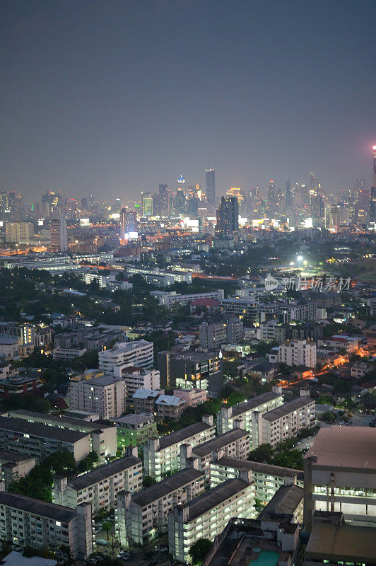 夜间广角拍摄泰国曼谷的阿里-萨帕潘桂在日出时