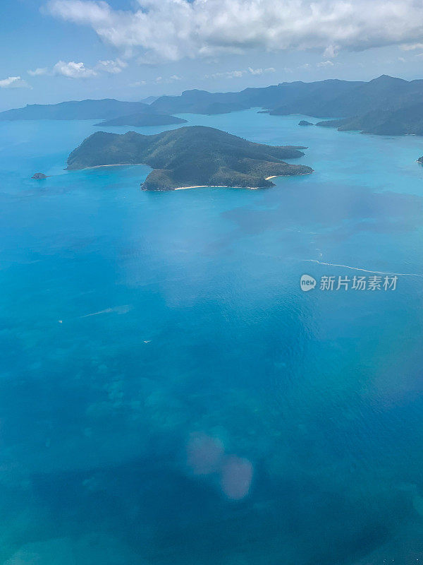 从澳大利亚墨尔本机场飞往汉密尔顿岛的鸟瞰图