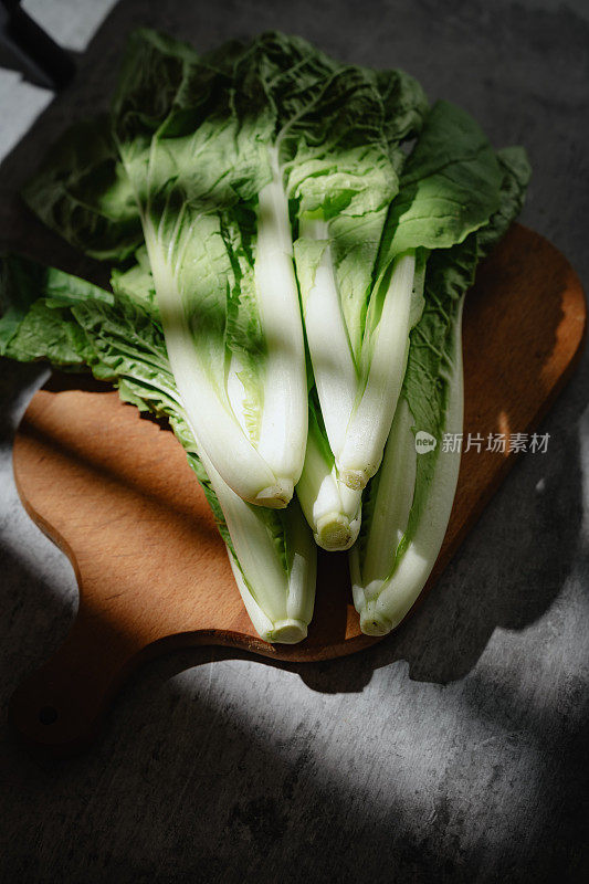 阳光照在蔬菜上