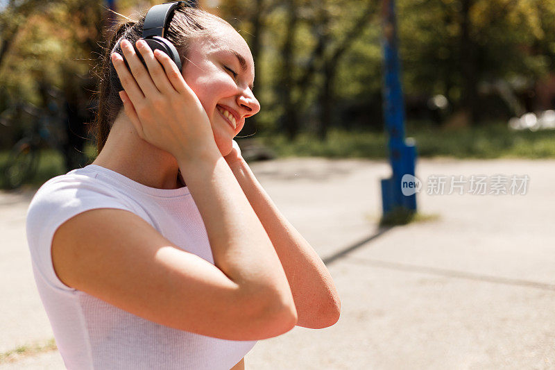 女孩在公园里听音乐