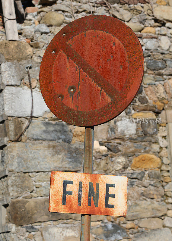 道路标志文字FINE，在意大利语中意味着结束与子弹洞的猎人使用该标志作为目标