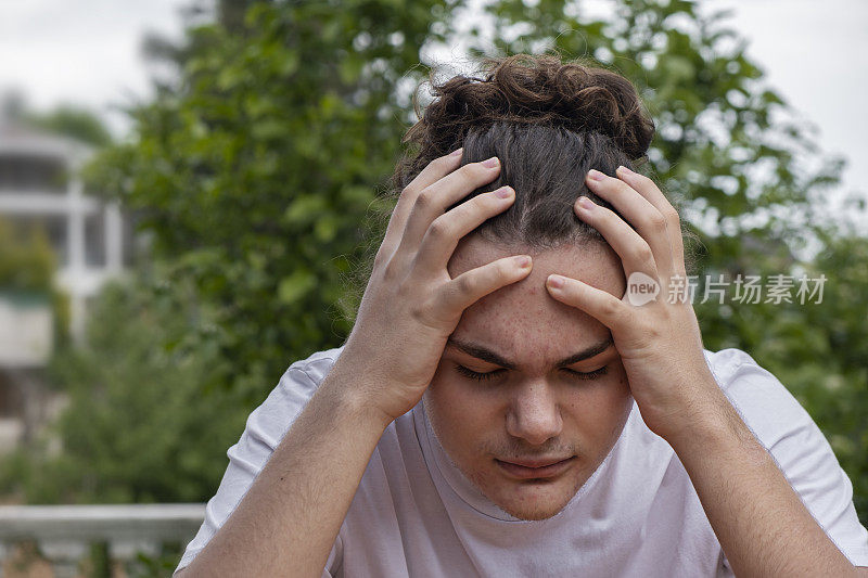 青少年有严重的头痛或偏头痛。