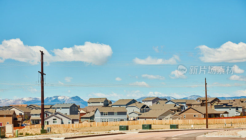 现代的新住宅与电线共享环境。美国中西部。夏季