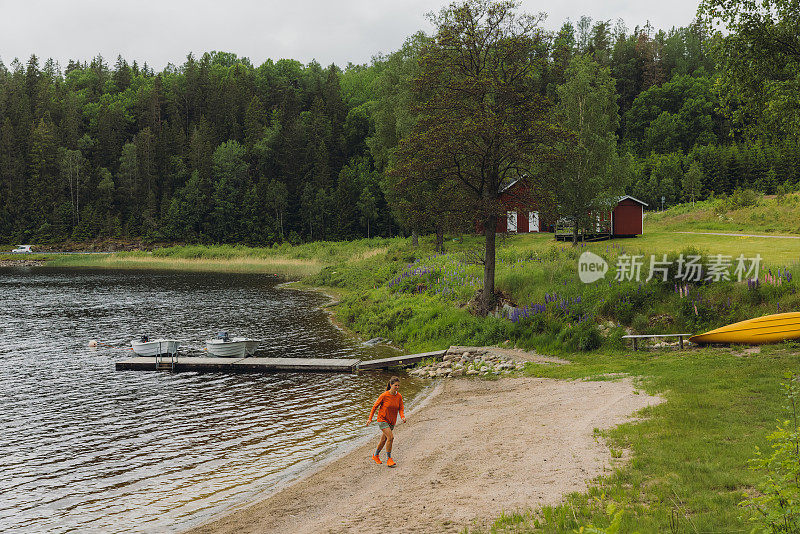 在瑞典的湖边，一位女性遇到了完美的夏日早晨