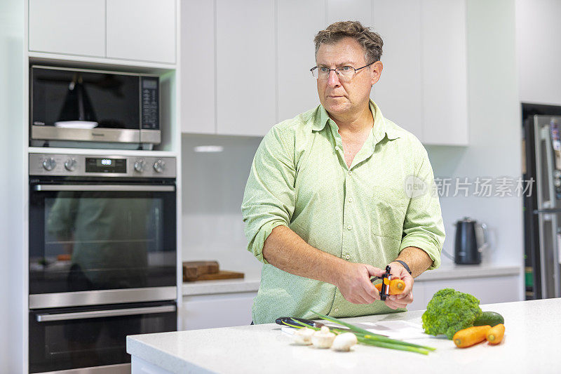 成熟男人准备健康食物