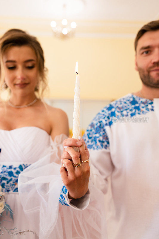 浪漫的年轻夫妇结婚