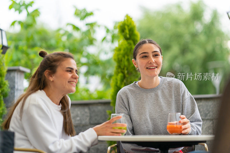 女友喝健康果汁