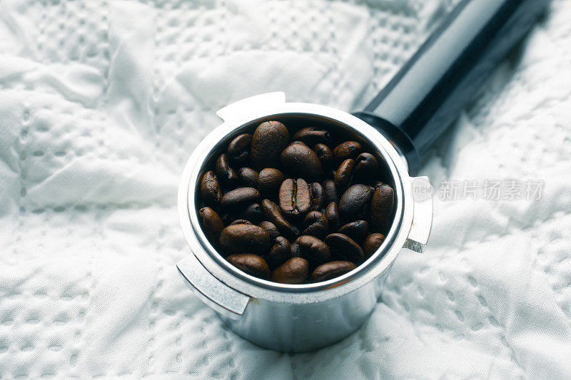 咖啡豆在浓缩咖啡过滤器