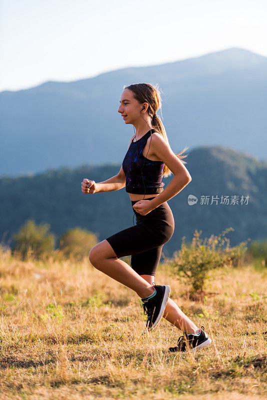 在大自然中，高山草甸的女孩步道