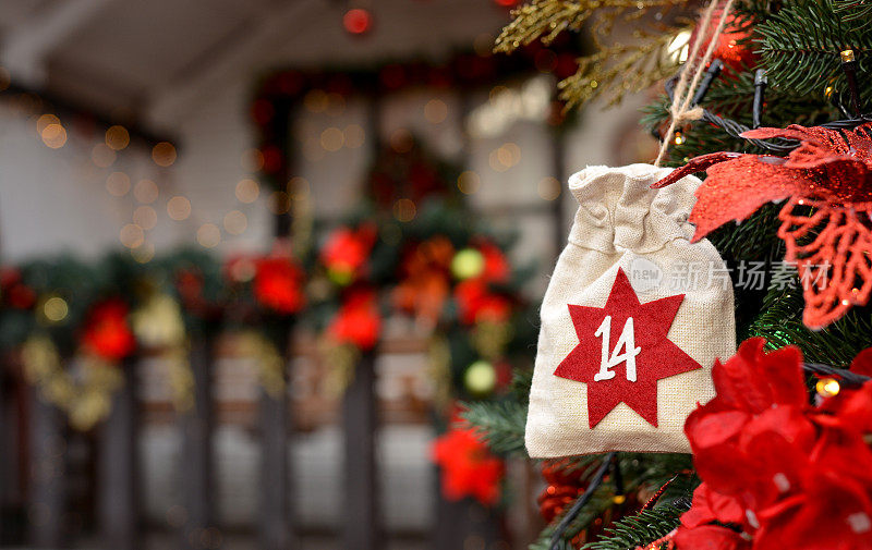 圣诞节的背景。以环保袋的形式出现的日历挂在圣诞门廊的背景上。圣诞礼物和任务
