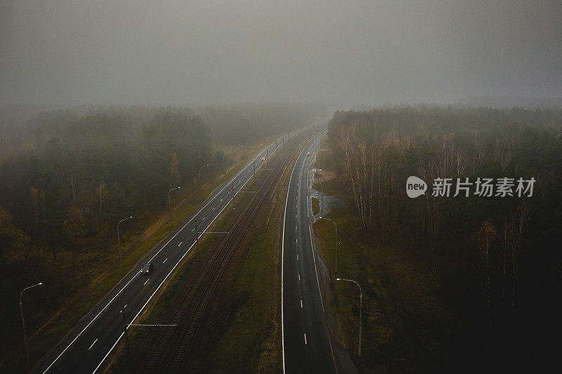 秋路无人机摄影。多雾的天气。糟糕的能见度。雾。地球上空飞行。自然背景。多雨的季节。大气神秘的景观